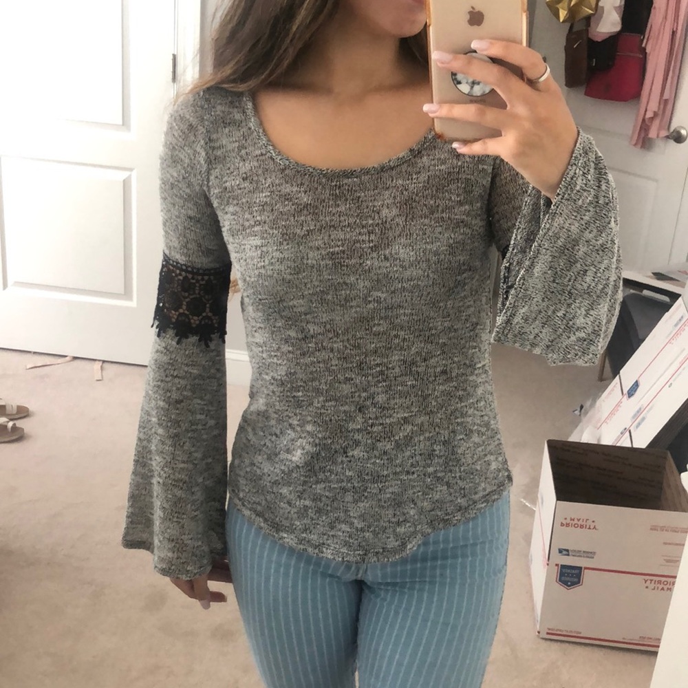 Thin knit sweater w/ lace detail